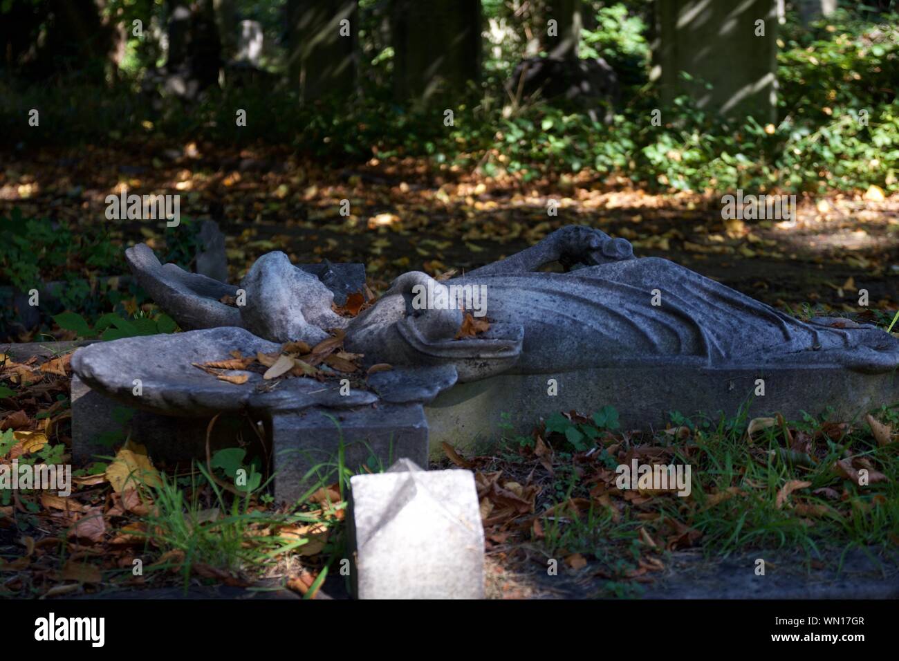 Statue In Graveyard Stock Photo Alamy