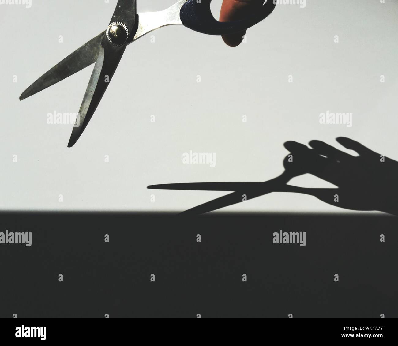 Scissors shadow wall hires stock photography and images Alamy