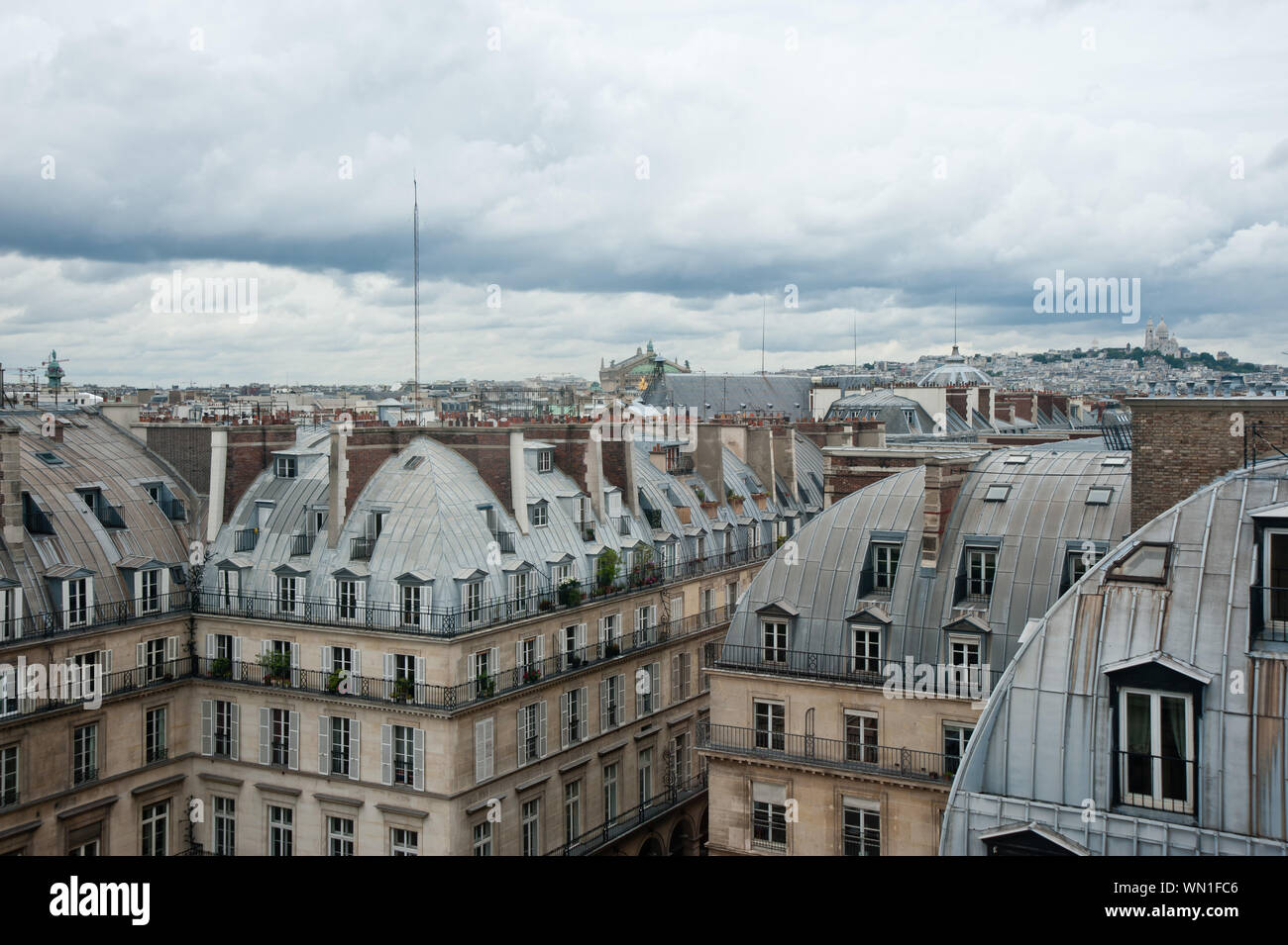 Paris, Mansardendächer an der Rue Rivoli - Paris, Mansard Flats along Rue Rivoli Stock Photo