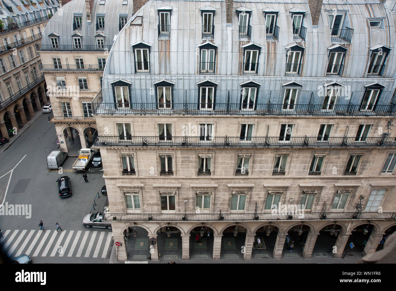 Paris, Mansardendächer an der Rue Rivoli - Paris, Mansard Flats along Rue Rivoli Stock Photo