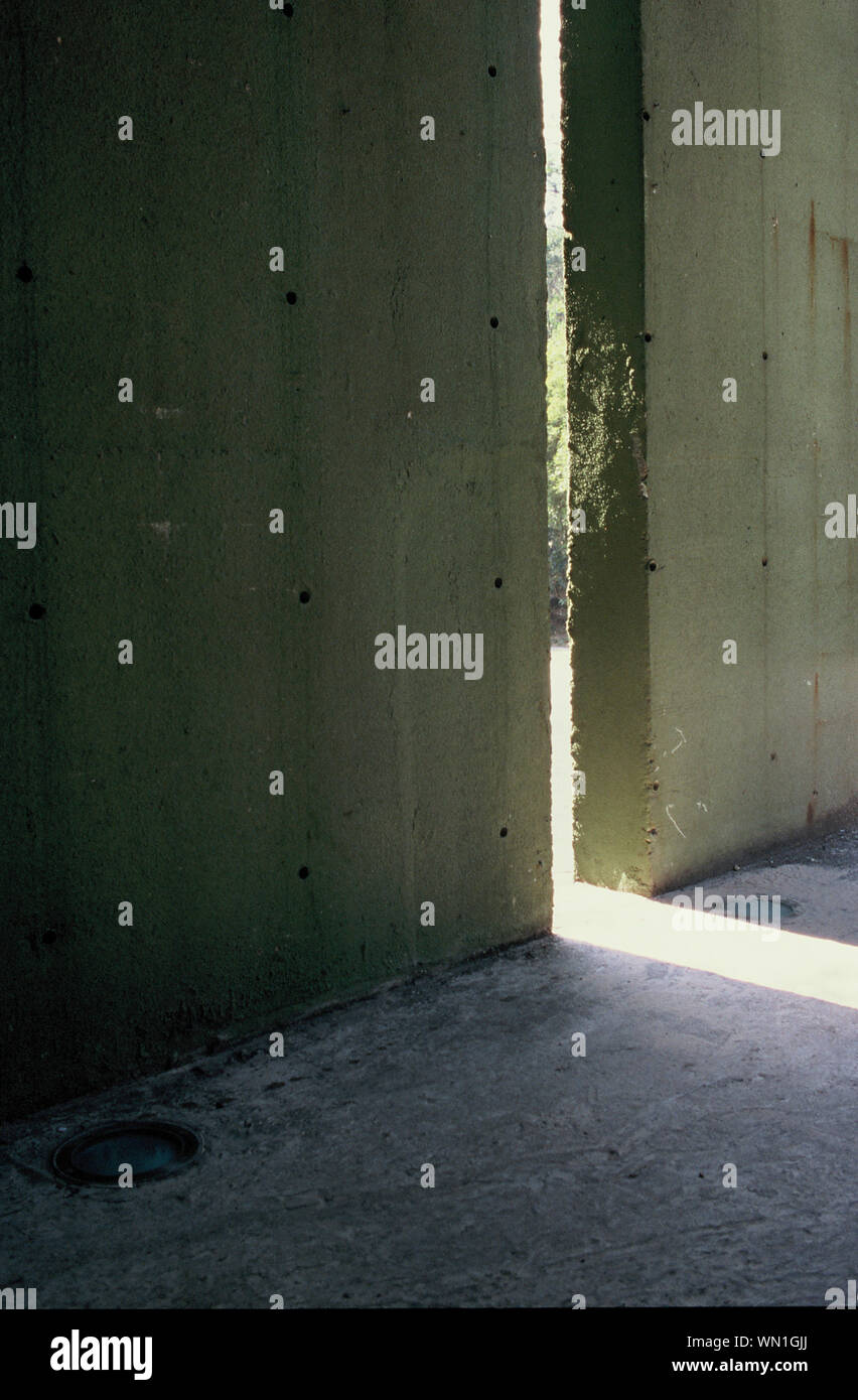 Concrete walls hi-res stock photography and images - Alamy