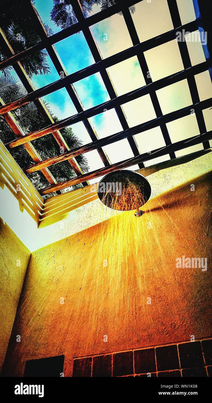 Water coming out of shower head hires stock photography and images Alamy