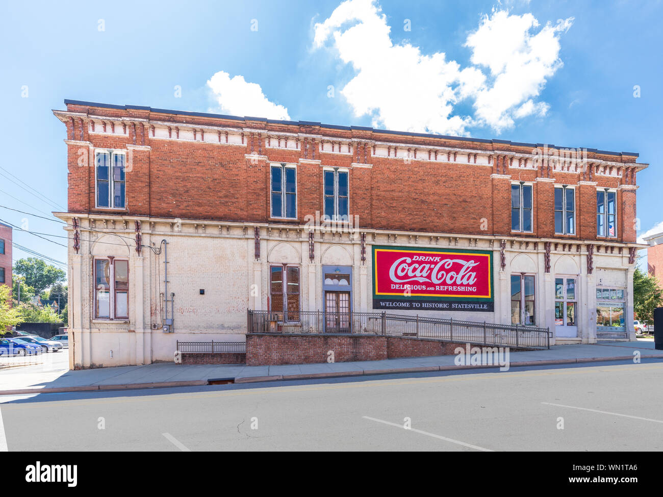 STATESVILLE, NC, USA-1 SEPTEMBER 2019: An old commercial building in down town, with Coca-cola ad, and sign saying 'Welcome to Historic Statesville'. Stock Photo