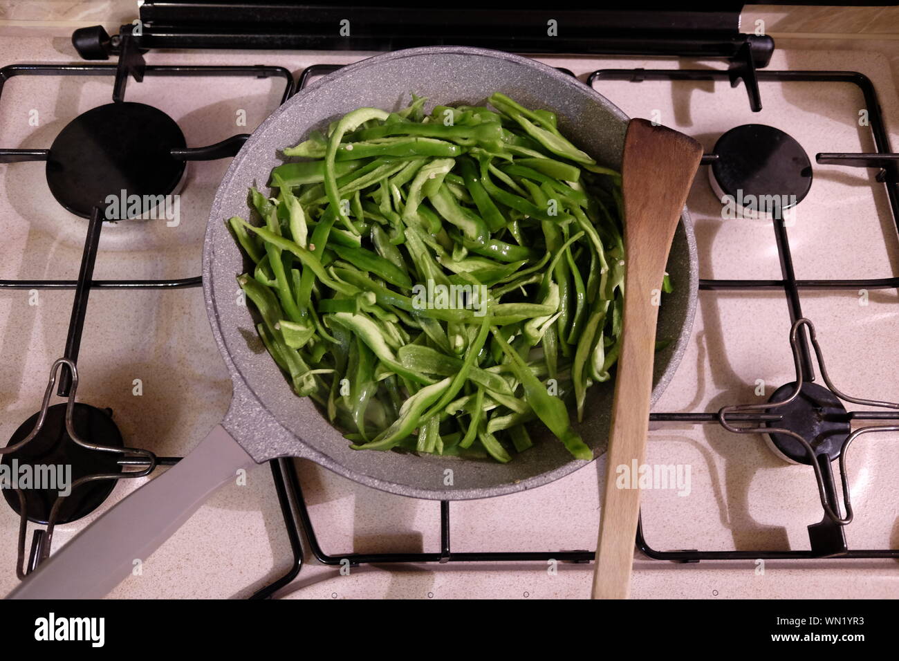 Cooking on gas home hires stock photography and images Alamy