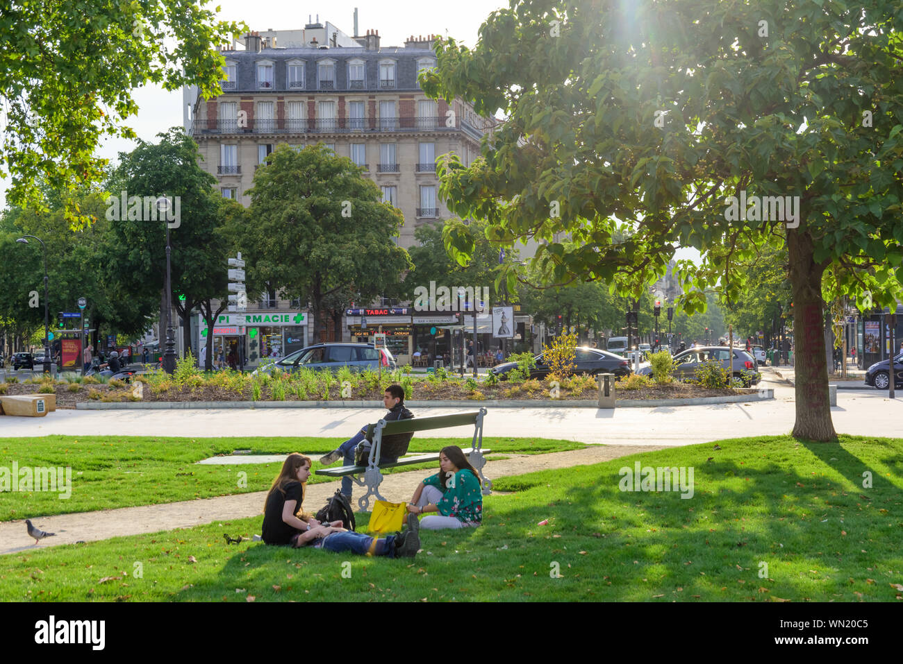 Die Place de la Nation ist ein Platz im Osten von Paris an der Grenze zwischen 11. und 12 Die Place de la Nation ist ein Platz im Osten von Paris an der Grenze zwischen 11. und 12