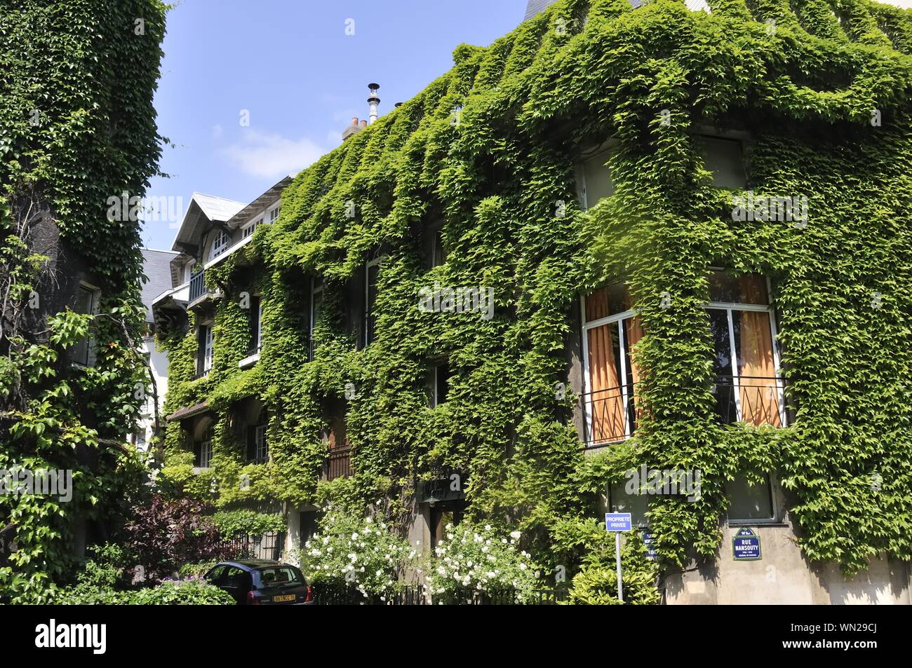 Paris, Montsouris, Bewachsene Fassade Stock Photo