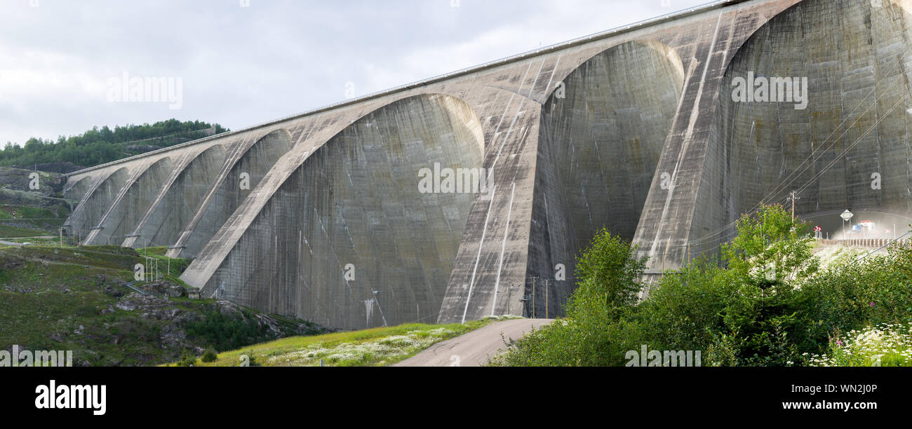 Manic-cinq or Daniel-Johnson hydroelectric dam in northern Quebec Stock Photo