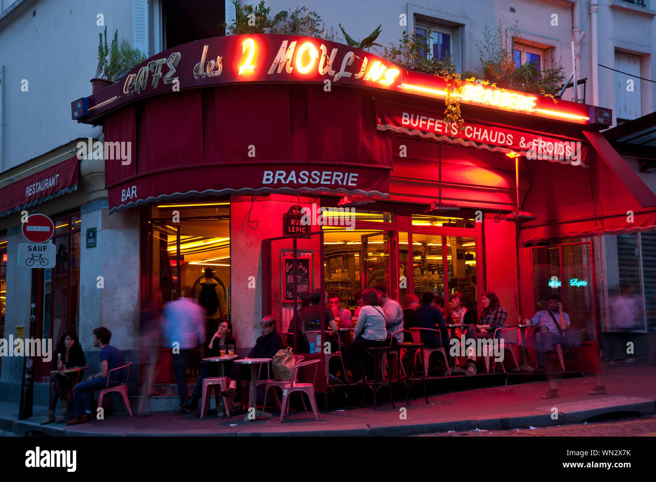 Das Café des 2 Moulins ist ein Café im Pariser Stadtteil Montmartre an der Kreuzung der Rue Lepic und der Rue Cauchois. Es hat seinen Namen von den be Stock Photo