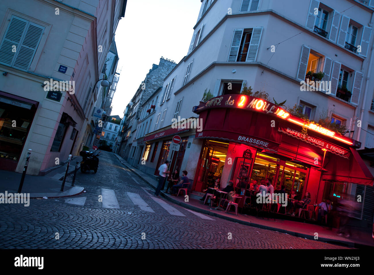 Das Café des 2 Moulins ist ein Café im Pariser Stadtteil Montmartre an der Kreuzung der Rue Lepic und der Rue Cauchois. Es hat seinen Namen von den be Stock Photo