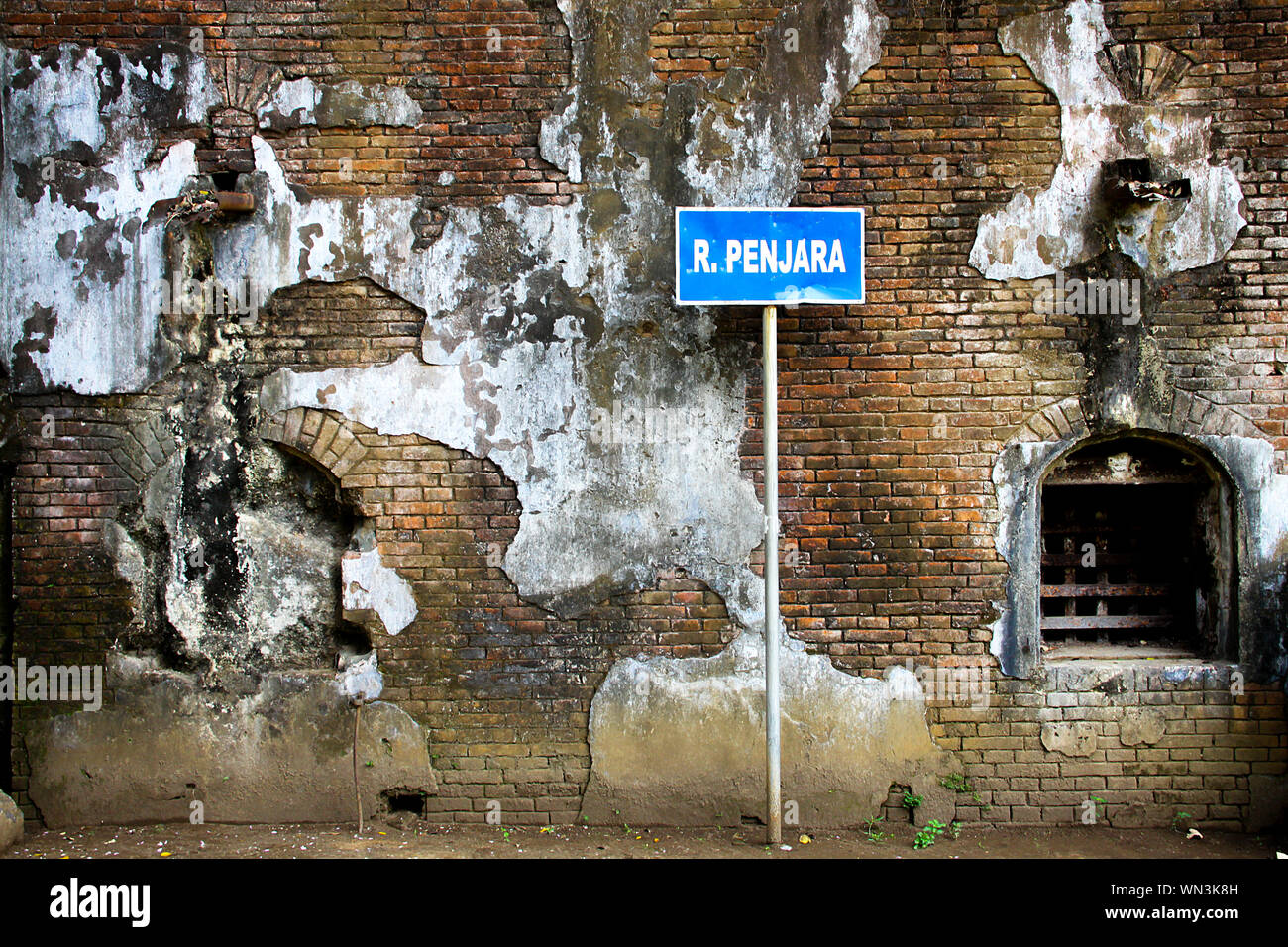 Peeling off sign hires stock photography and images Alamy