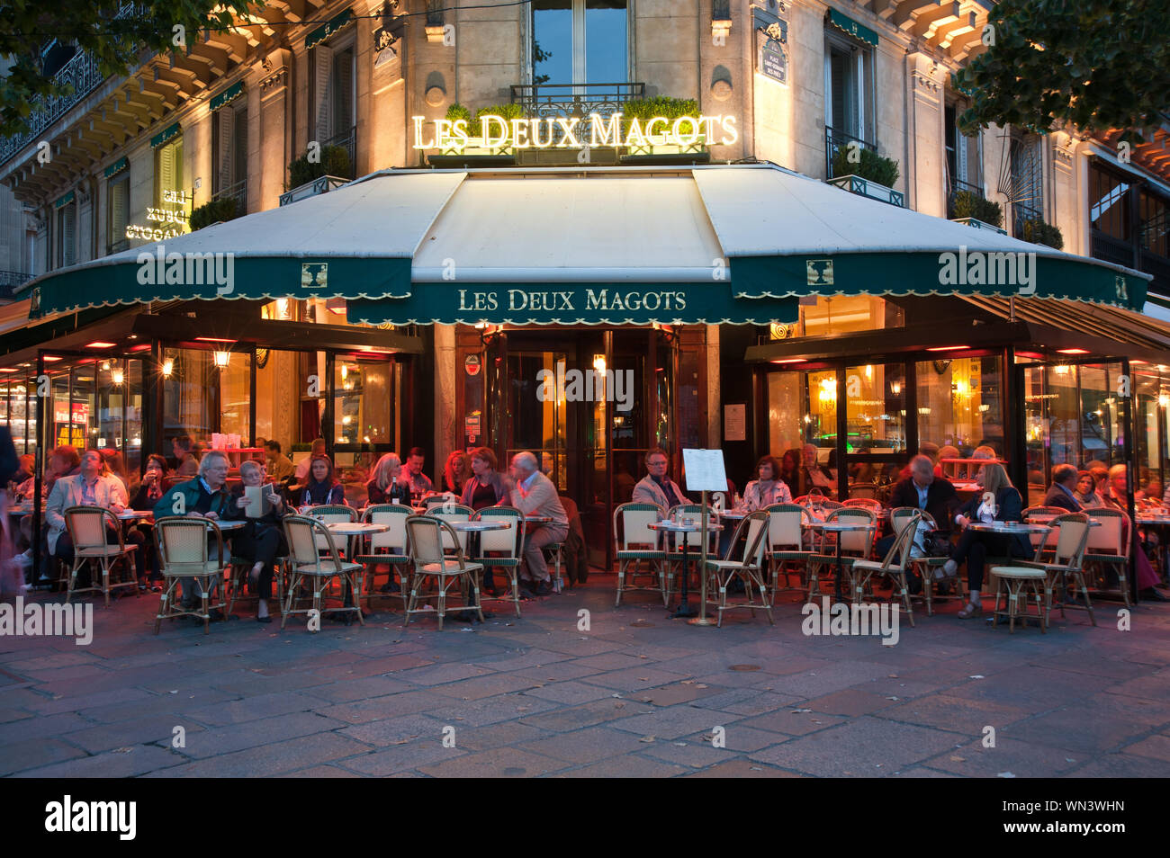 Les Deux Magots ist ein berühmtes Pariser Café und Lokal im Bezirk St. Germain-des-Prés am Boulevard Saint-Germain. Stock Photo