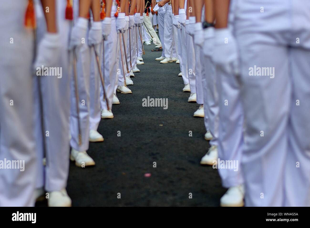 Soldiers queue hires stock photography and images Alamy
