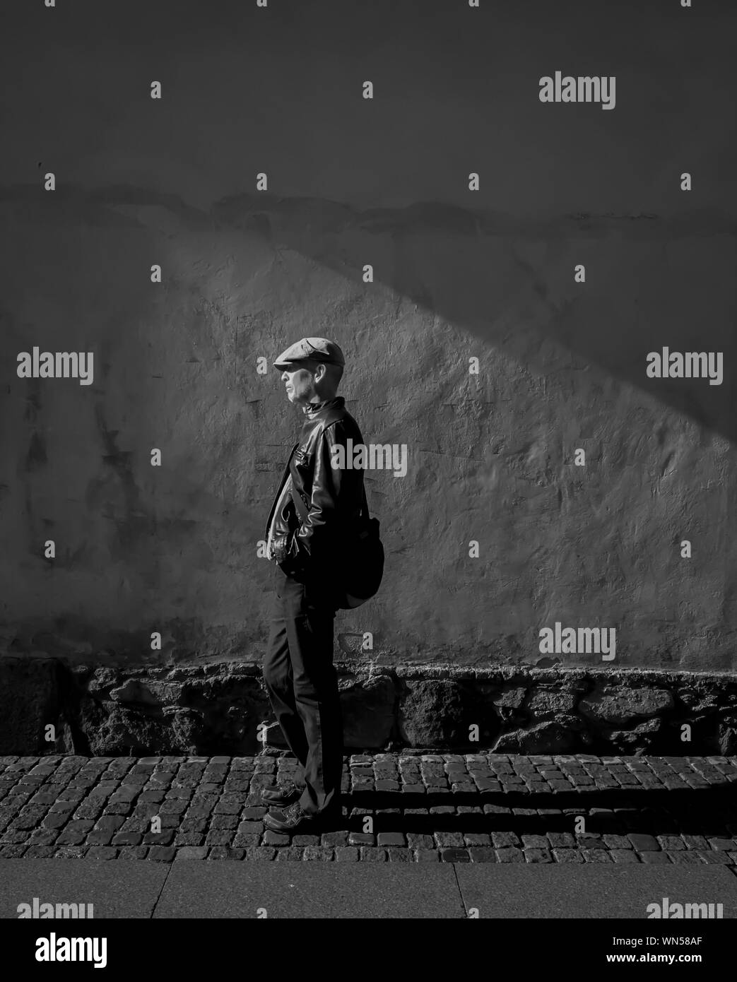 Man standing wall sidewalk hi-res stock photography and images - Alamy