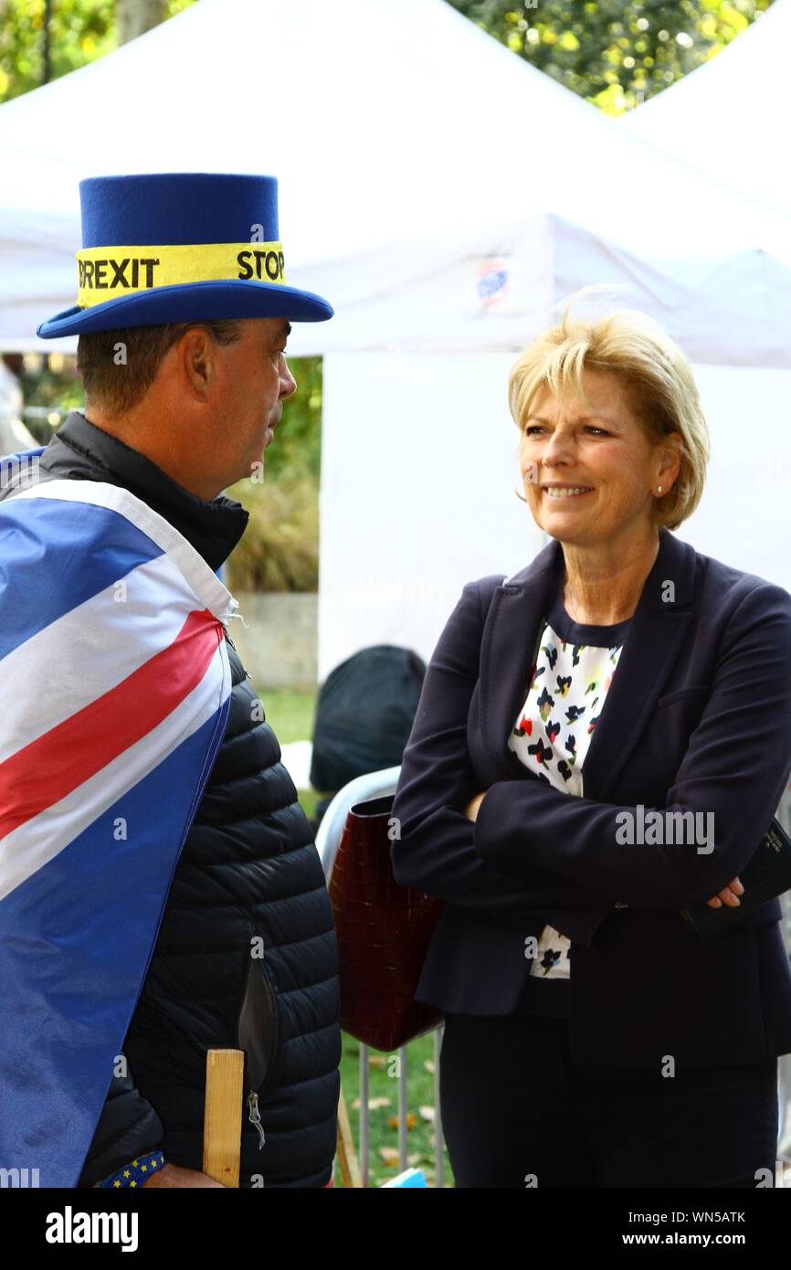 ANNA SOUBRY MP TALKS TO STOP BREXIT MAN STEVE BRAY IN WESTMINSTER ON 5TH SEPTEMBER 2019. BREXIT STOP BREXIT. STOP NO DEAL BREXIT. REVOKE ARTICLE 50. PEOPLES VOTE. CHANGE UK. THE INDEPENDENT GROUP. BROXTOWE CONSTITUENCY. FORMER CONSERVATIVE MEMBER OF PARLIAMENT. Stock Photo