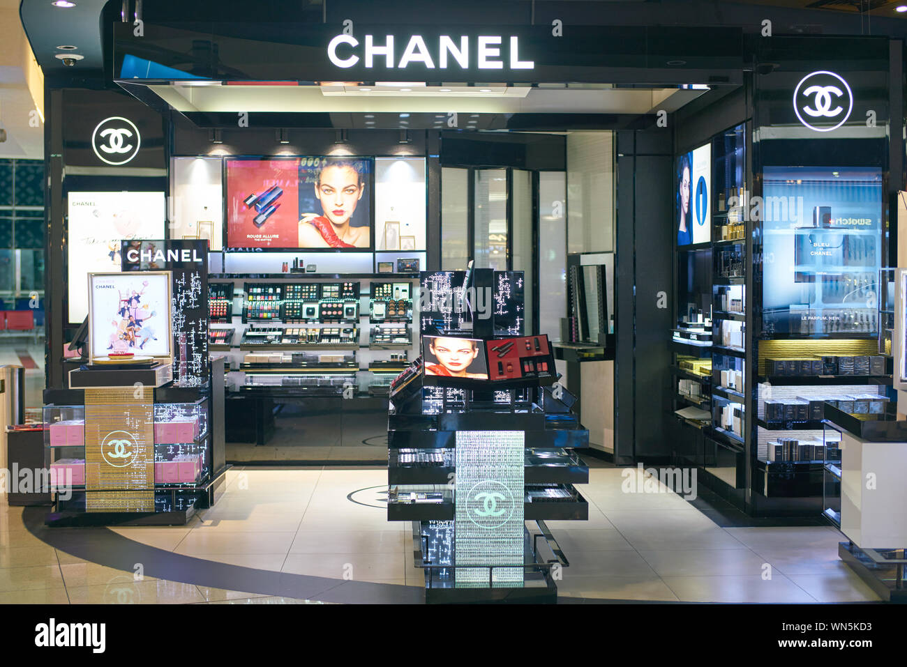 Chanel makeup hi-res stock photography and images - Alamy