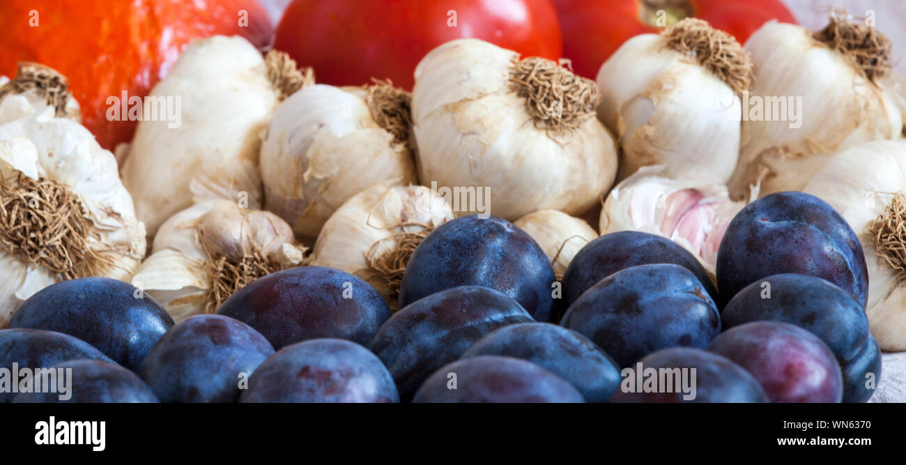 Homemade fresh garlic on the table Stock Photo - Alamy