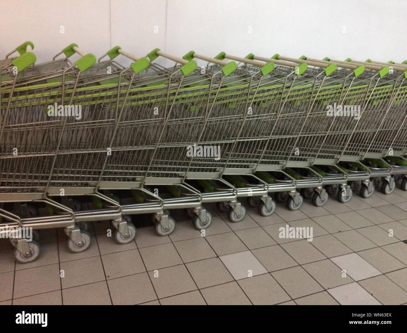 Shopping mall floor hi-res stock photography and images - Alamy