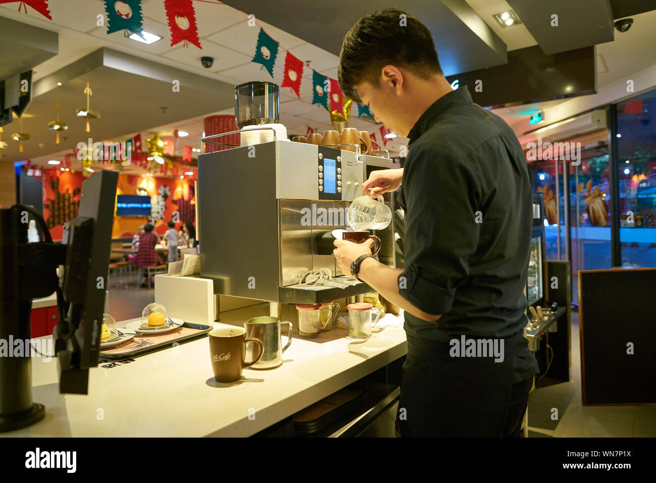 Mccafe Worker Mcdonalds worker 2019 hi-res stock photography and images - Alamy