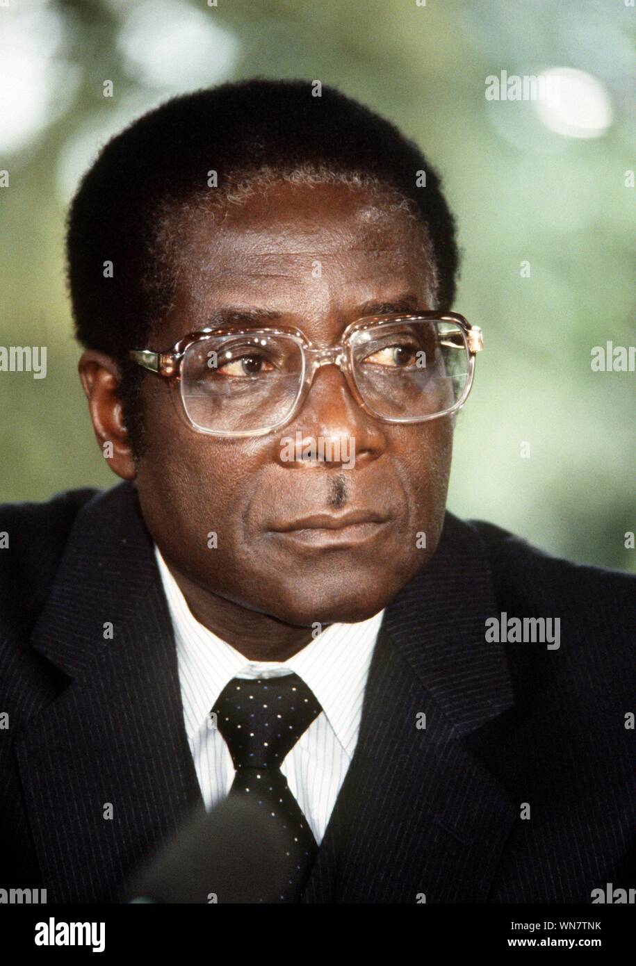 FILED - 30 April 1982, North Rhine-Westphalia, Bonn: The then Prime Minister of Zimbabwe, Robert Mugabe, on a visit to Bonn. Robert Mugabe, the long-time president of the South African state of Zimbabwe, died at the age of 95. The incumbent Zimbabwean president confirmed corresponding reports via the short news service Twitter. Photo: Heinrich Sanden/dpa Stock Photo