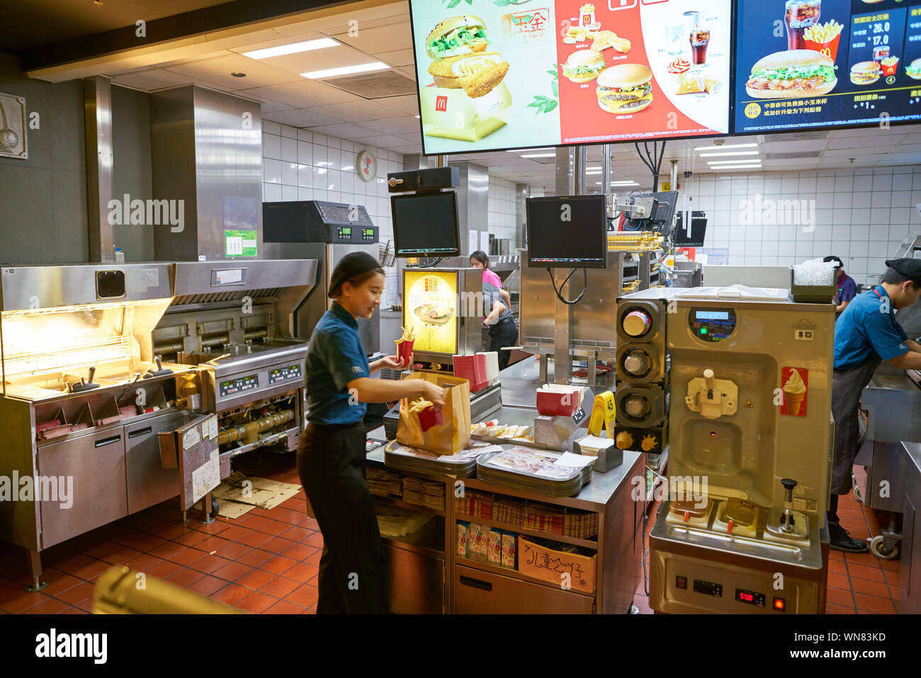Макдональдс оборудование. Макдональдс оборудование. Макдональдс кухня изнутри. Фритюрн ца в макдоналдсе. Макдональдс оборудование кухонное.