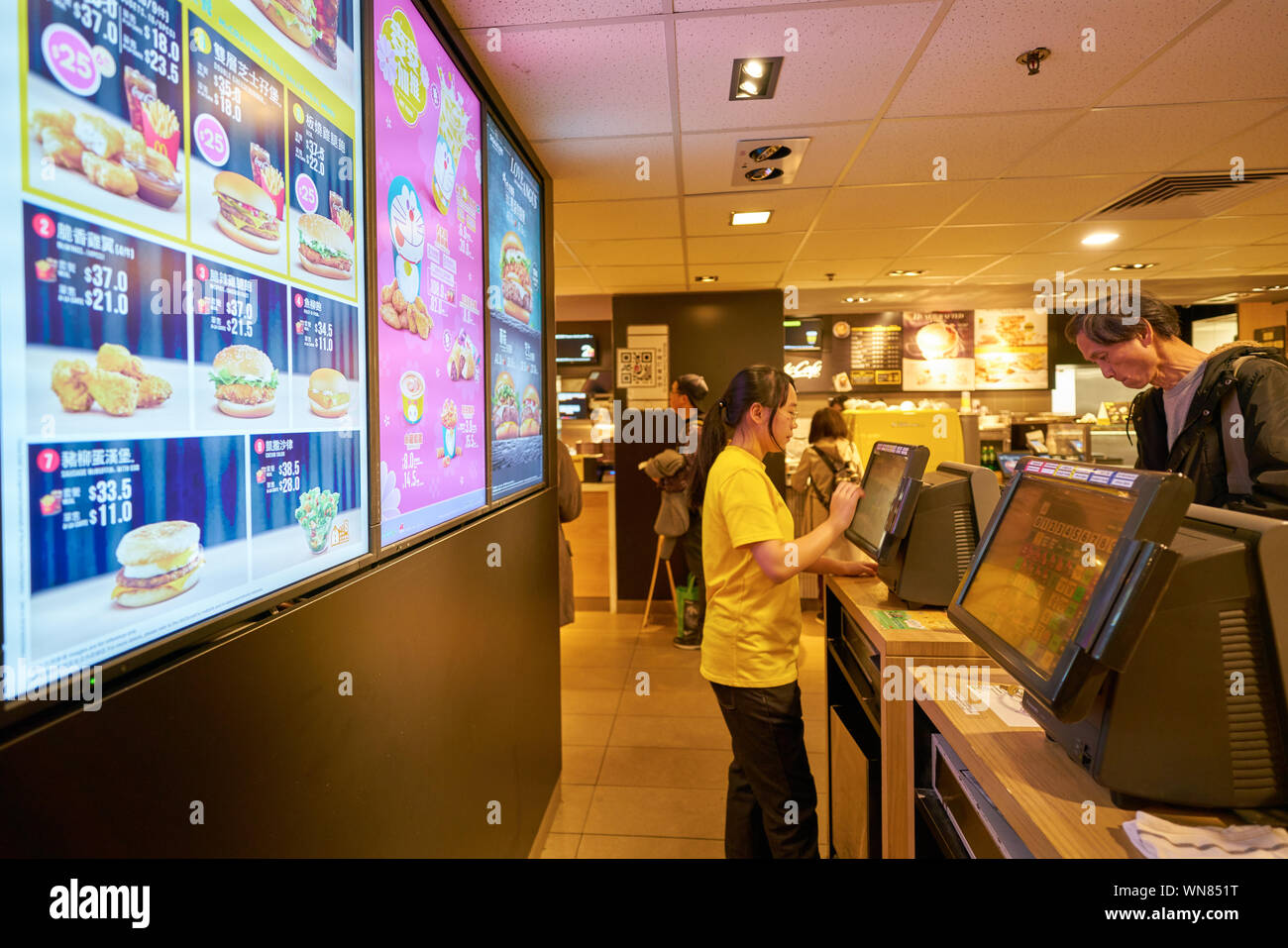 Mcdonalds worker 2019 hi-res stock photography and images - Alamy