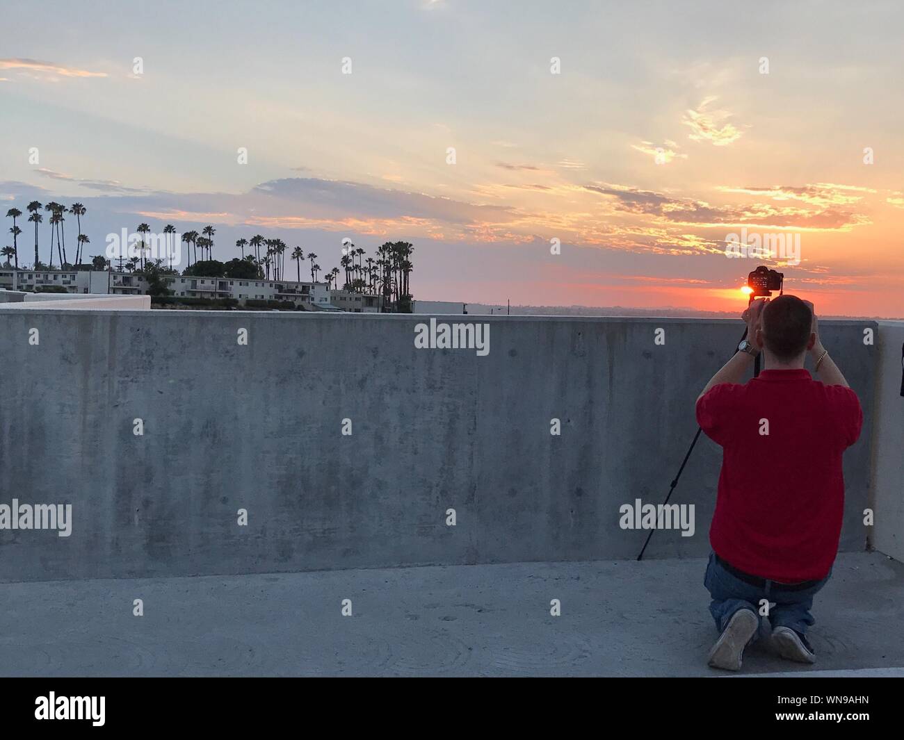 Photographer kneeling hi-res stock photography and images - Alamy