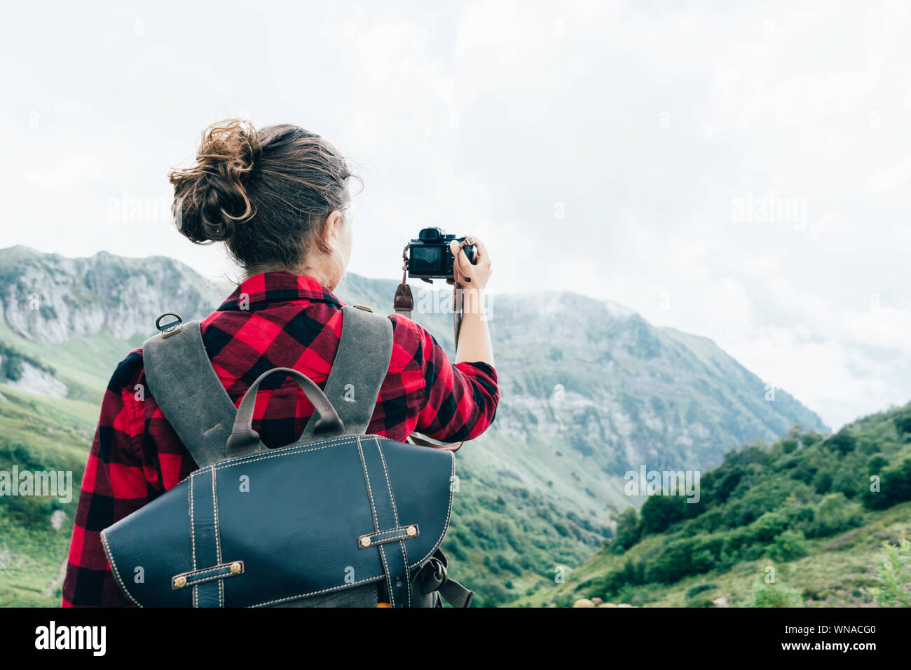 Female photographer video hi-res stock photography and images - Alamy