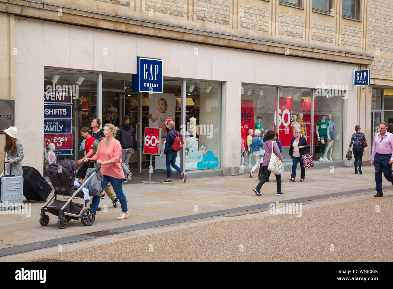 Gap storefront hi res stock photography and images Alamy