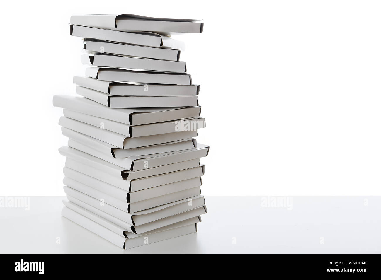Stack of messy file folders hi-res stock photography and images - Alamy