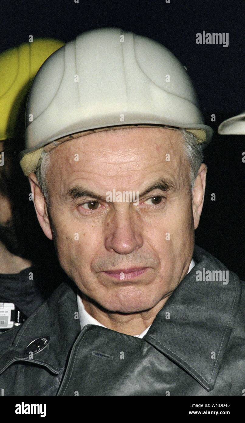 01 December 19 Berlin Erfurt Brandenburg Gdr 6 12 19 One Day After The Sed Special Congress Hans Modrow Sed Pds Head Of Government Of The Gdr Visits The Meuro Open Cast Mine Near