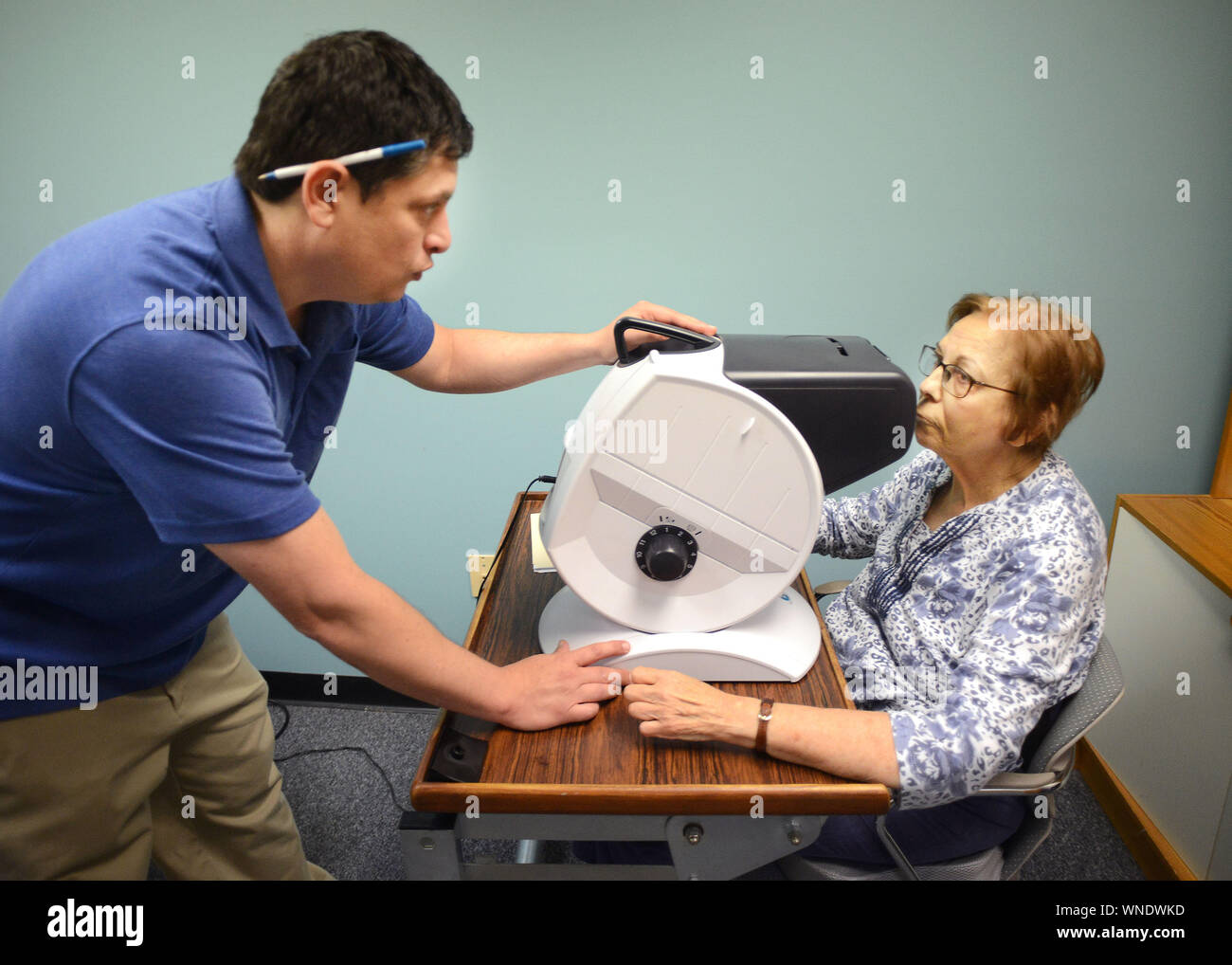 Sonia Margolis (right) of Warminster, Pennsylvania has her vision tested by Dennis Magrann, a certified driver rehabilitation specialist at Moss as sh Stock Photo