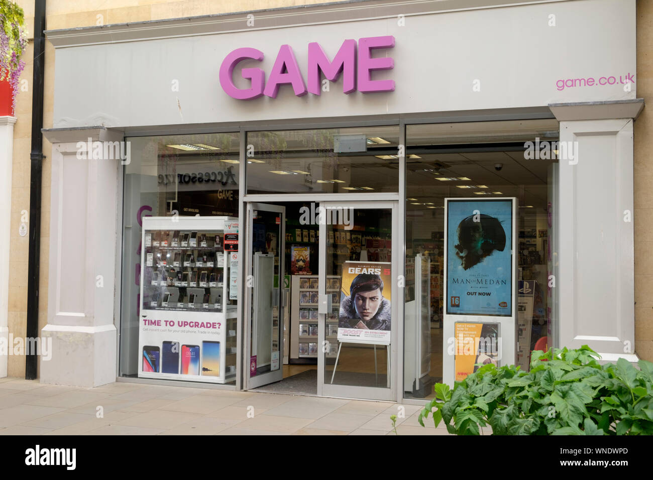 Game store front hi-res stock photography and images - Alamy