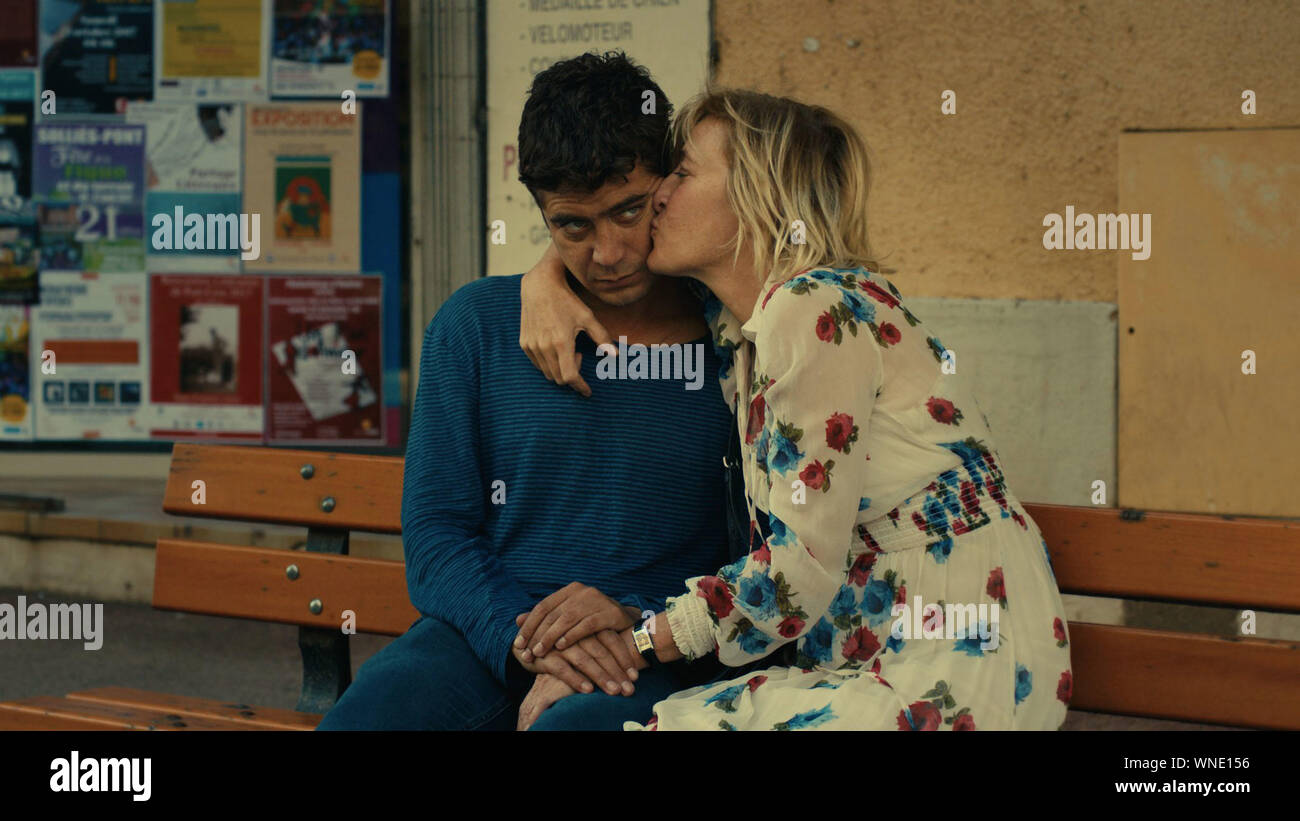 RICCARDO SCAMARCIO and VALERIA BRUNI TEDESCHI in LES ESTIVANTS (2018), directed by VALERIA BRUNI TEDESCHI. Credit: Ad Vitam Production / BiBi Film / Canal+ / Album Stock Photo