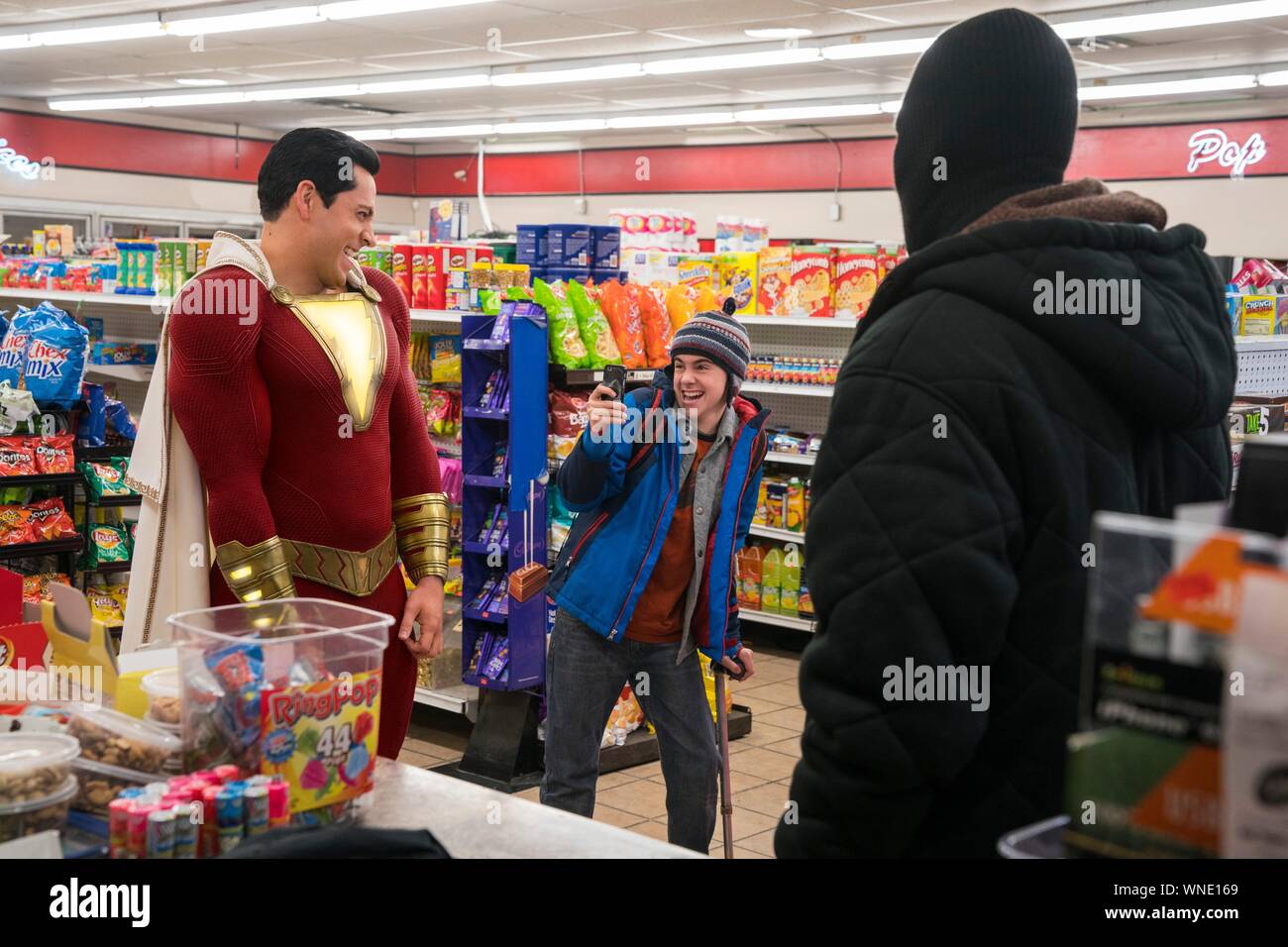 ZACHARY LEVI and JACK DYLAN GRAZER in SHAZAM! (2019), directed by DAVID F. SANDBERG. Credit: Warner Bros. / DC Entertainment / DC Comics / New Line Cinem / WILKIE, STEVE / Album Stock Photo