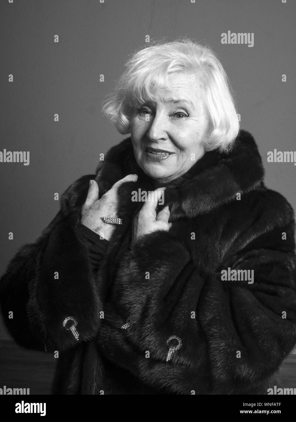 Woman with fur coat hi-res stock photography and images - Alamy