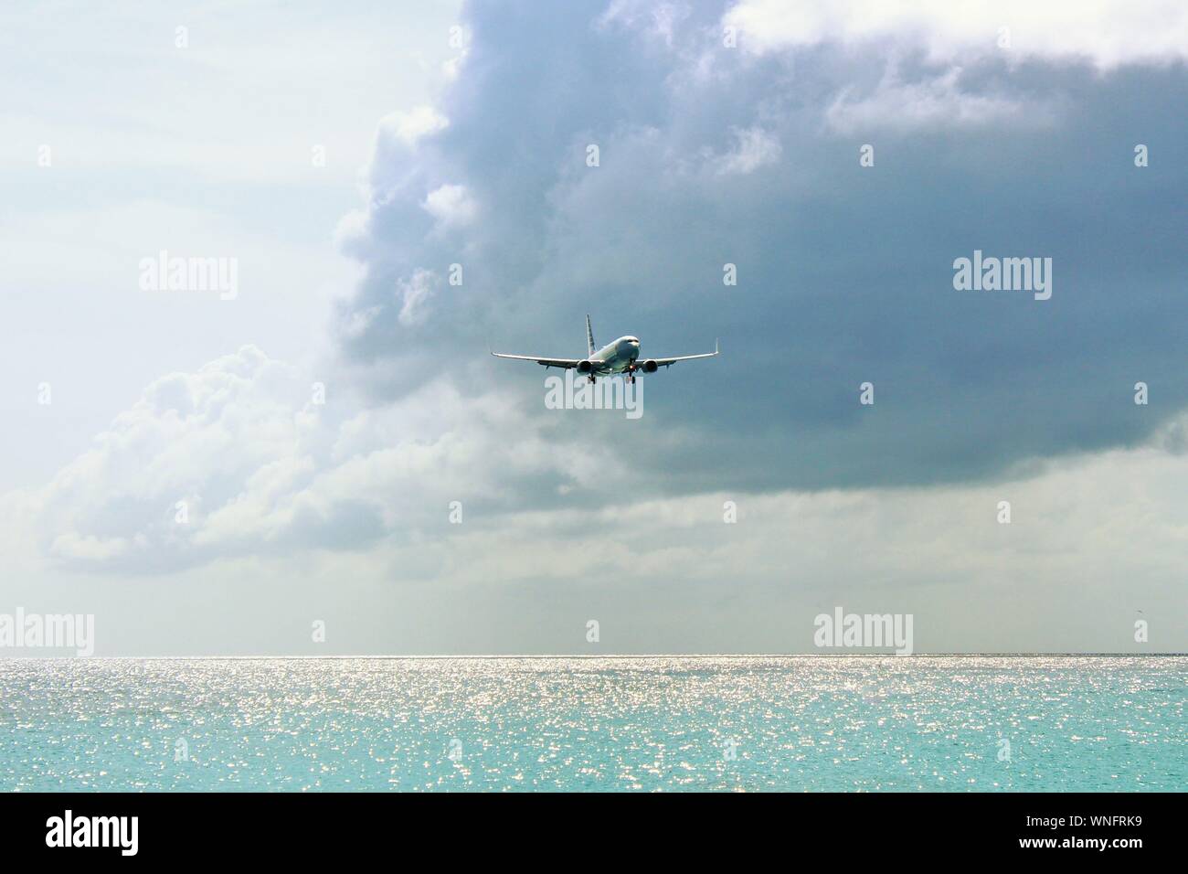 August 19th 2019: Low-flying American Airlines Boeing 737-823 N895NN coming in to land at SXM Princess Juliana International Airport, St Maarten. Stock Photo
