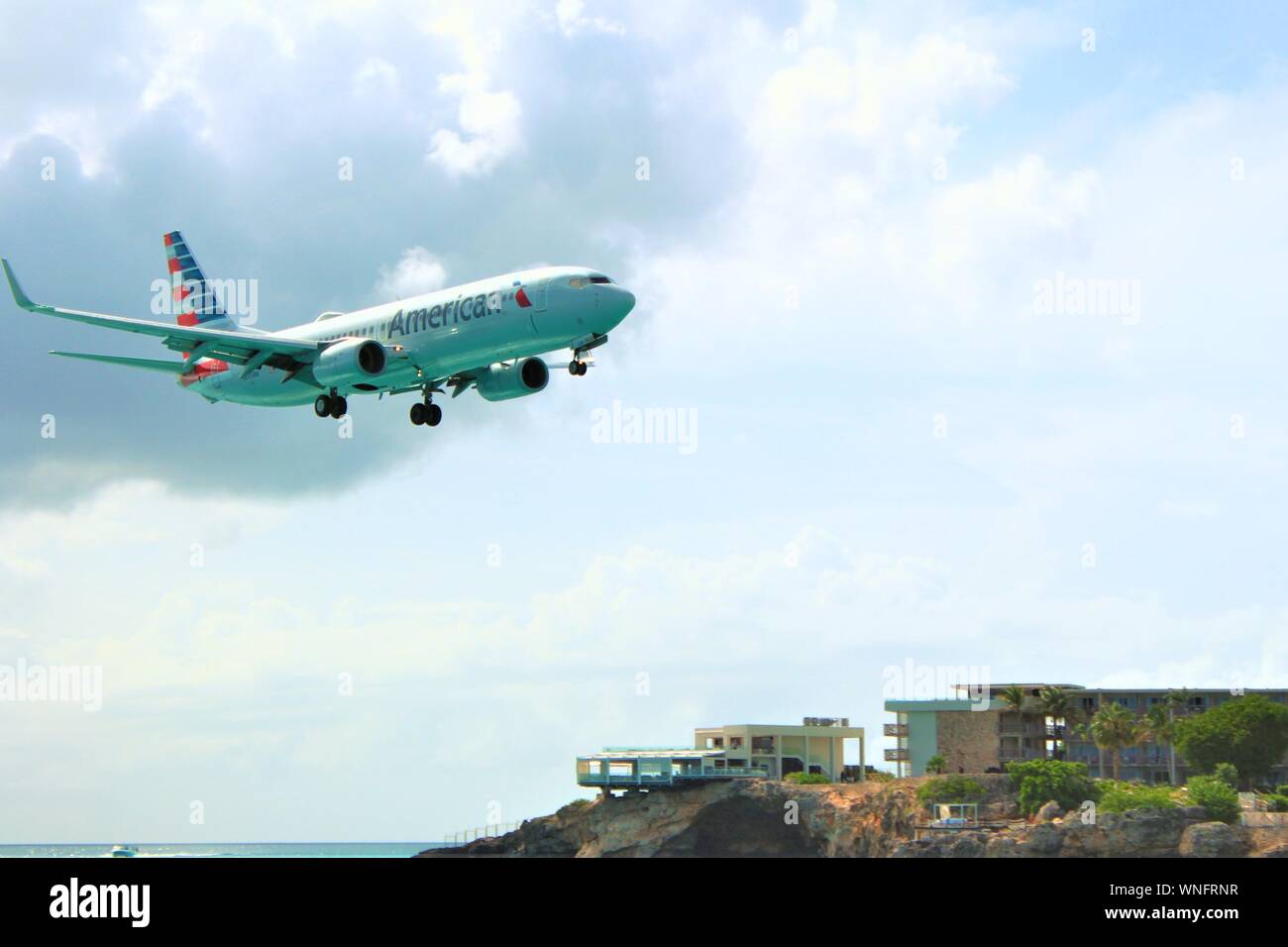 August 19th 2019: Low-flying American Airlines Boeing 737-823 N895NN coming in to land at SXM Princess Juliana International Airport, St Maarten. Stock Photo