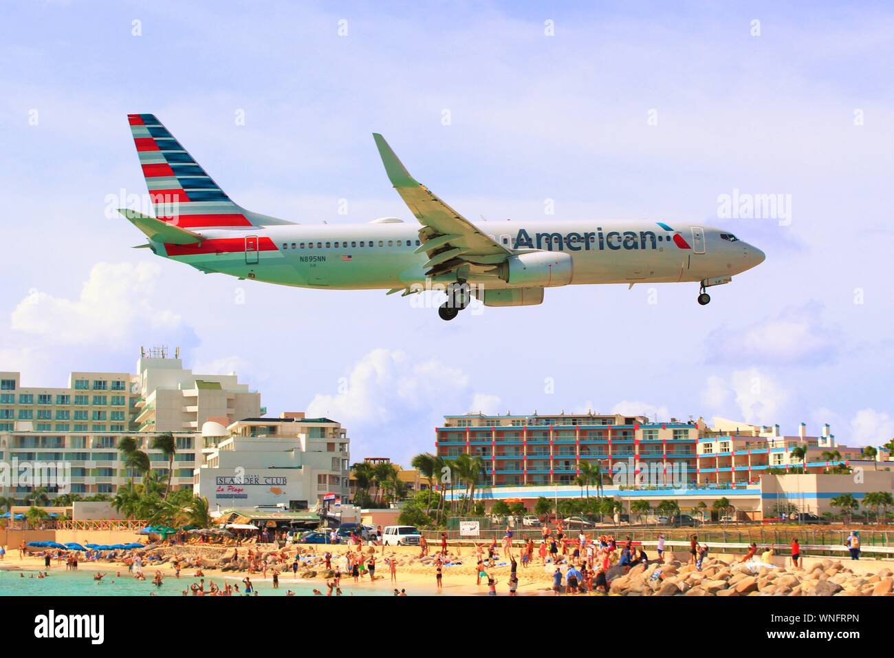 American Airlines Boeing 737-823 N895NN flies low over Maho beach as it comes in to land at SXM Princess Juliana International Airport, St Maarten. Stock Photo
