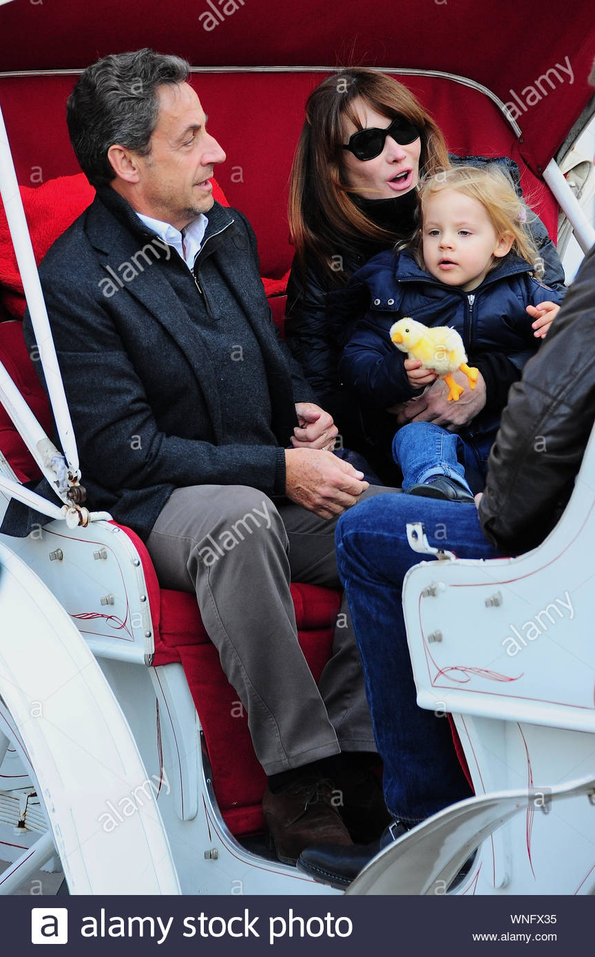 New York Ny Nicolas Sarkozy With His Wife Carla Bruni And Their Daughter Giulia Enjoying A Tour On A Horse Carriage Around Central Park Akm Gsi April 23 2014 Stock Photo Alamy