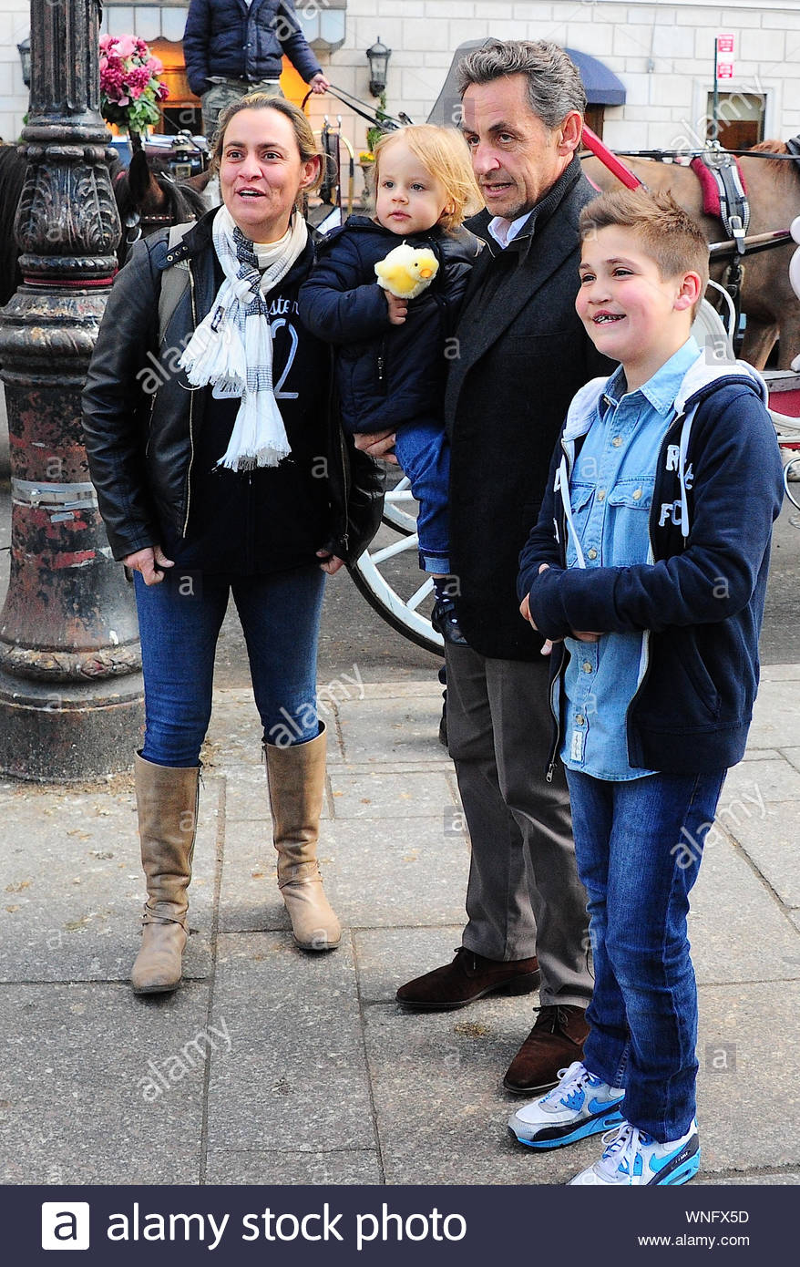 New York Ny Nicolas Sarkozy With His Wife Carla Bruni And Their Daughter Giulia Enjoying A Tour On A Horse Carriage Around Central Park Akm Gsi April 23 2014 Stock Photo Alamy