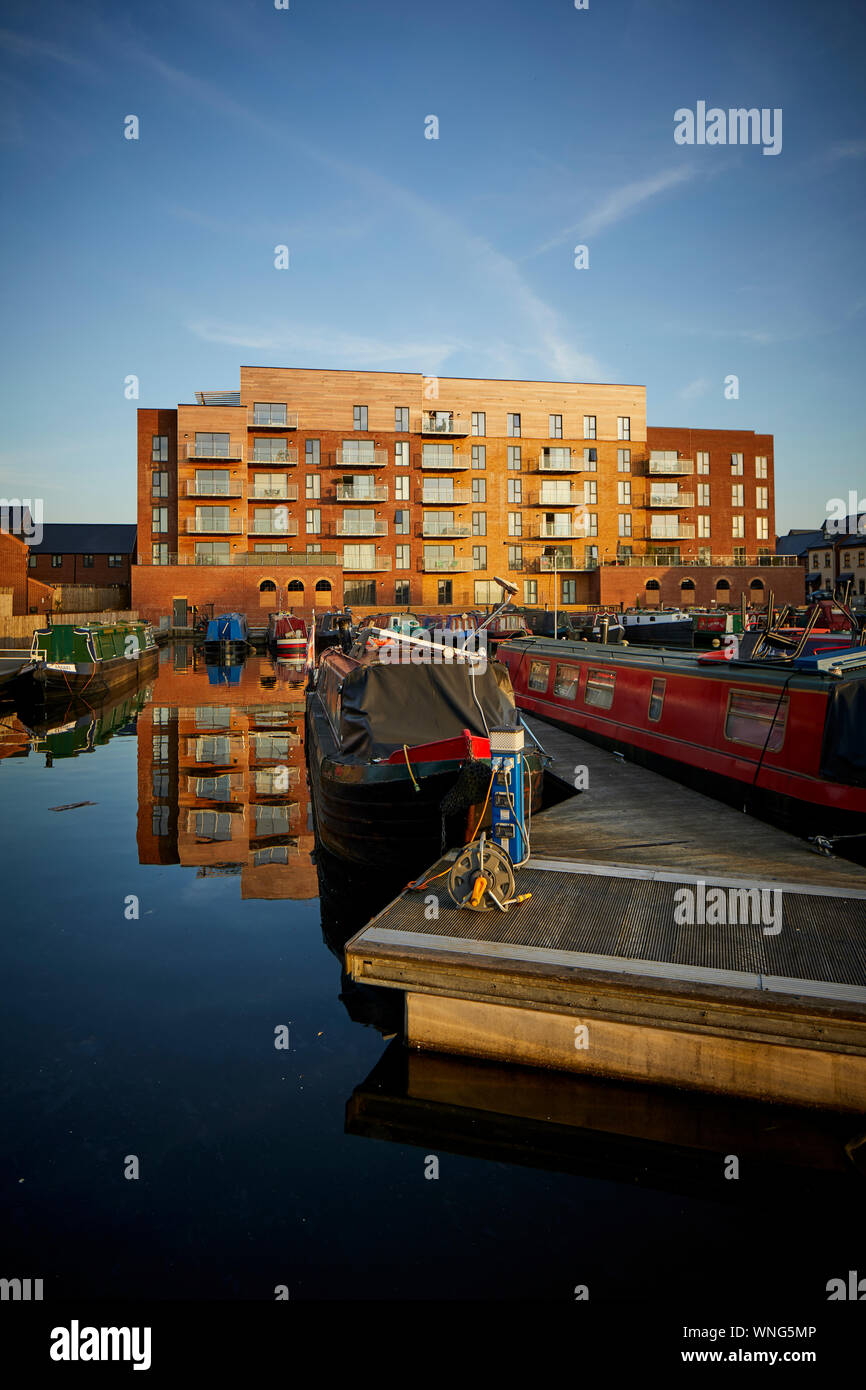 Tameside, Droylsden Marina and modern apartment block Stock Photo Alamy