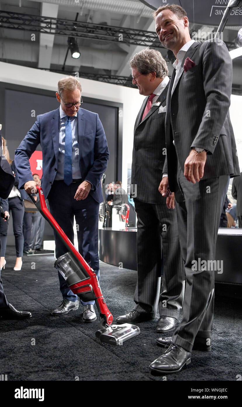 Berlin, Germany. 06th Sep, 2019. Michael Müller (SPD, l), Berlin's governing mayor, sucks dust at the IFA technology trade fair, the world's largest trade fair for consumer electronics. He is joined by Reinhard Christian Zinkann, Managing Partner of Miele, and Axel Kniehl, Managing Director of Marketing and Sales at Miele. The IFA takes place from 06.-11.09.2019 at the Berlin Exhibition Grounds. Trade visitors from more than 100 countries visit presentations of the latest products and innovations Credit: Britta Pedersen/dpa-Zentralbild/dpa/Alamy Live News Stock Photo