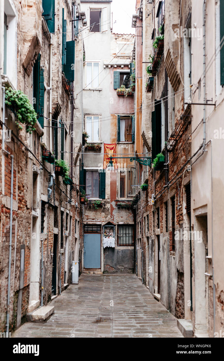 Old buildings venice hi-res stock photography and images - Alamy