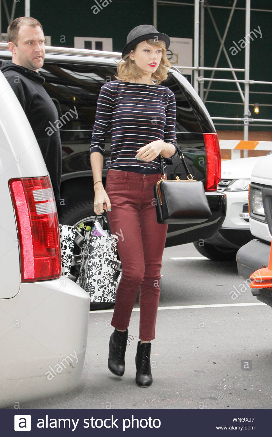 New York Ny Taylor Swift Is A Happy Shopper As She Returns Home With A Couple,Girl Singing Drawing Easy