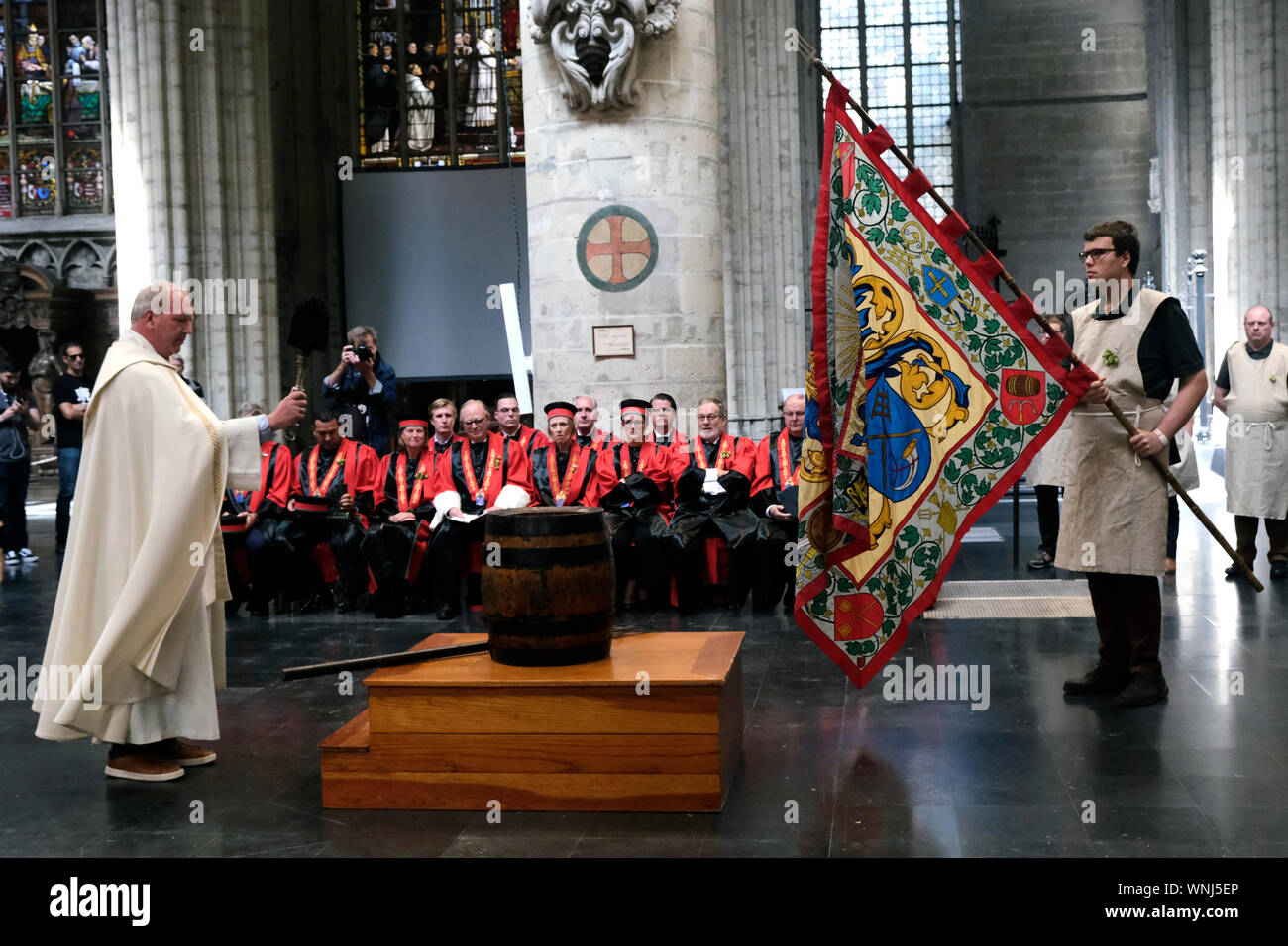 Brussels, Belgium. 06th Sep, 2019. A priest blesses a barrel of beer