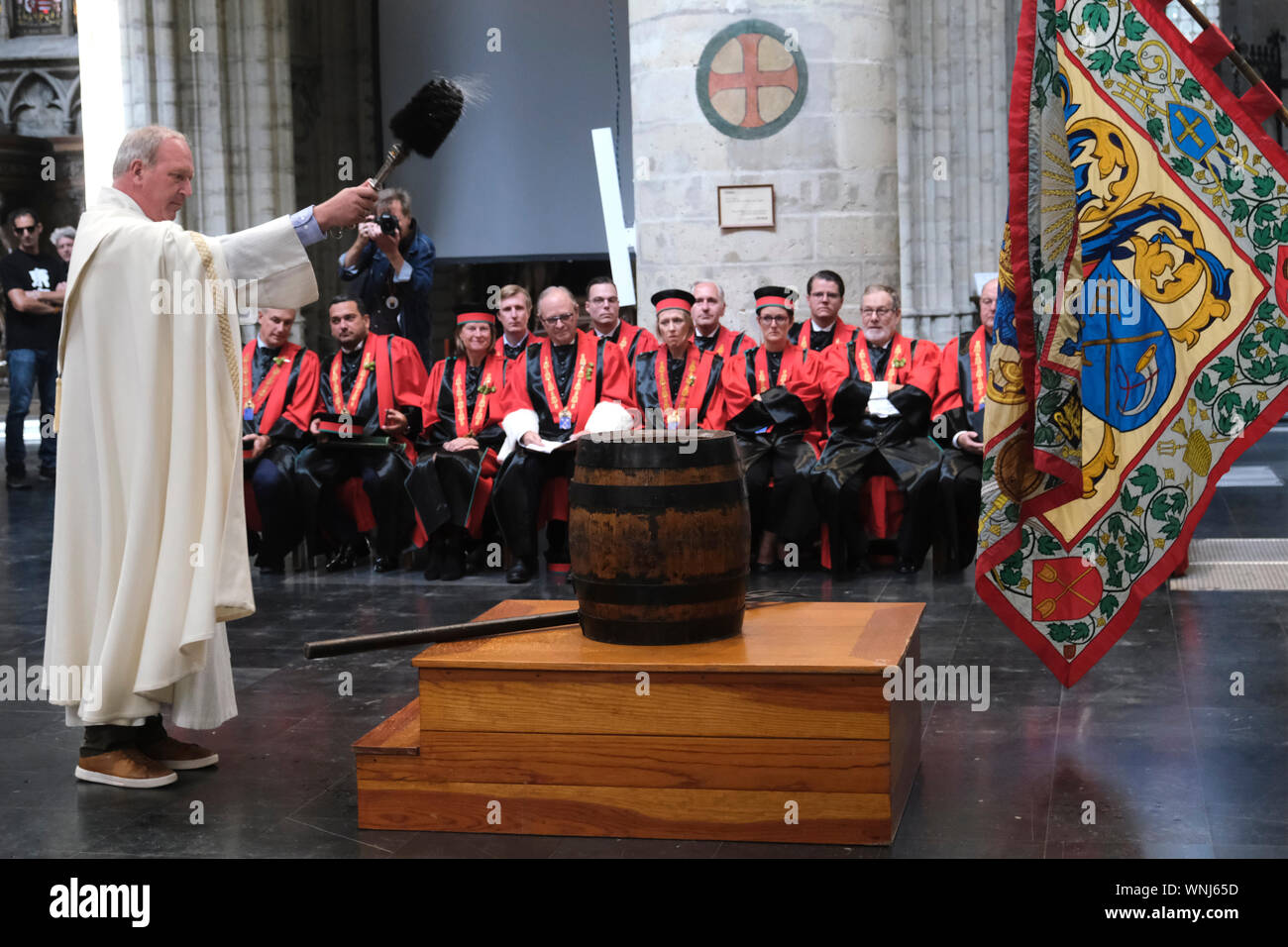 Brussels, Belgium. 06th Sep, 2019. A priest blesses a barrel of beer