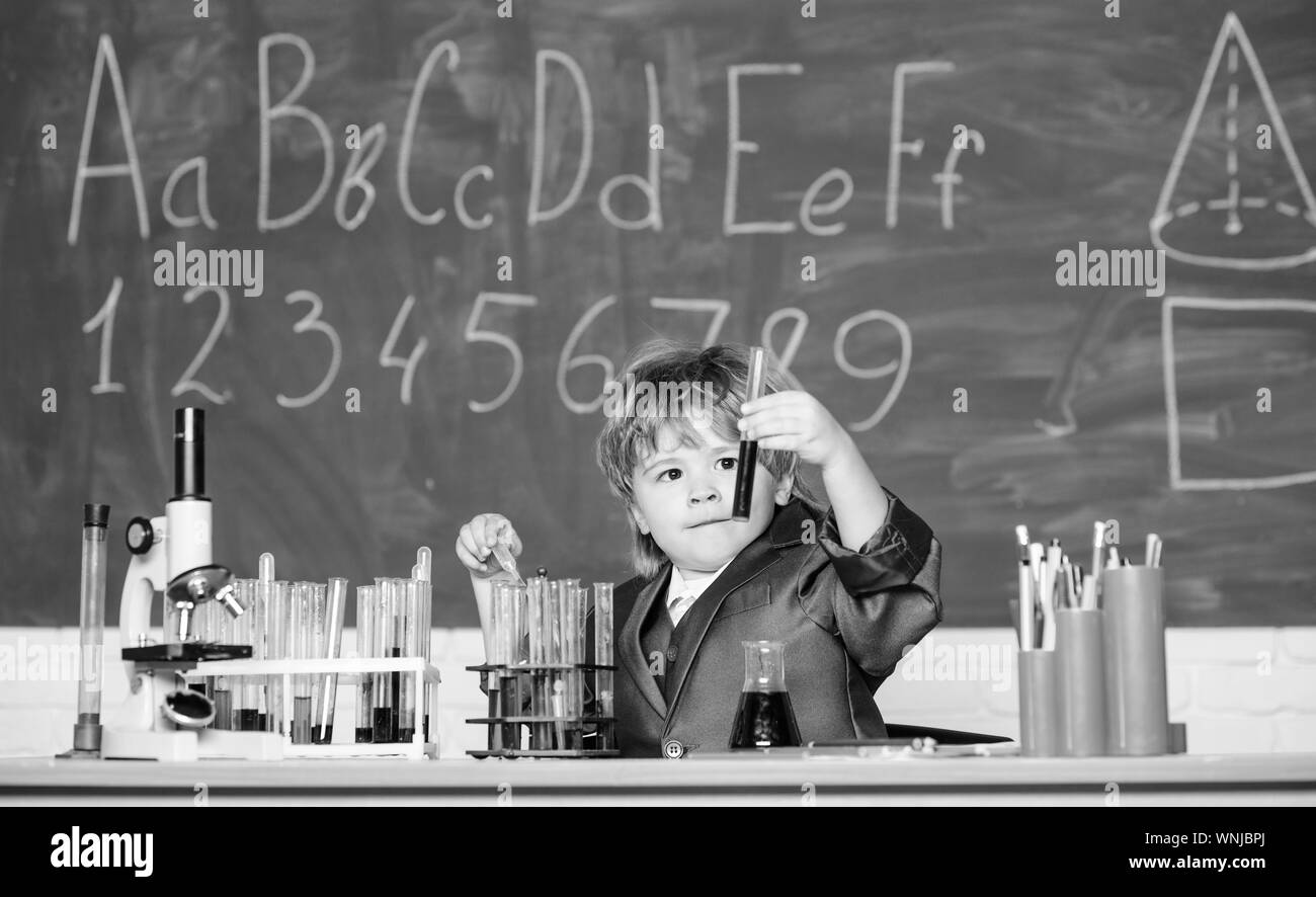 Средний школьный возраст. Сериал нетфликс половоё воспитание. Группа людей. Половое воспитание сериал эрик. Креативный преподаватель.