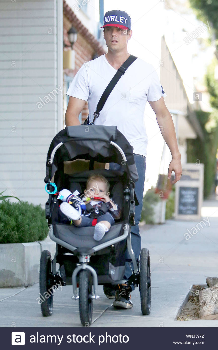 Santa Monica Ca Actor Josh Duhamel And His Son Axel Do Some Last Minute Mother S Day Shopping For His Wife Fergie In Santa Monica Axel Looked Adorable As He Relaxed In His