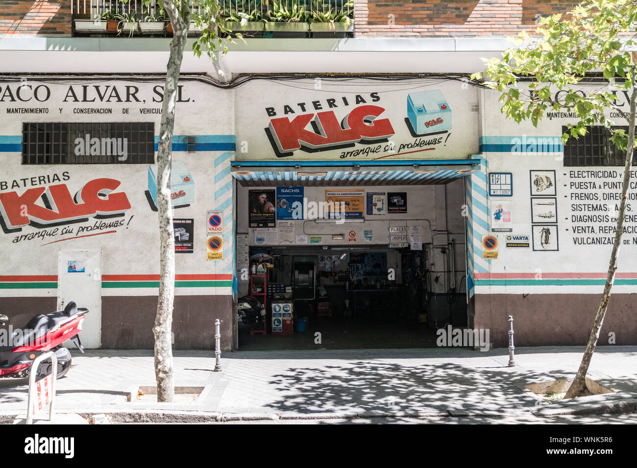 Car repair garage madrid hires stock photography and images Alamy