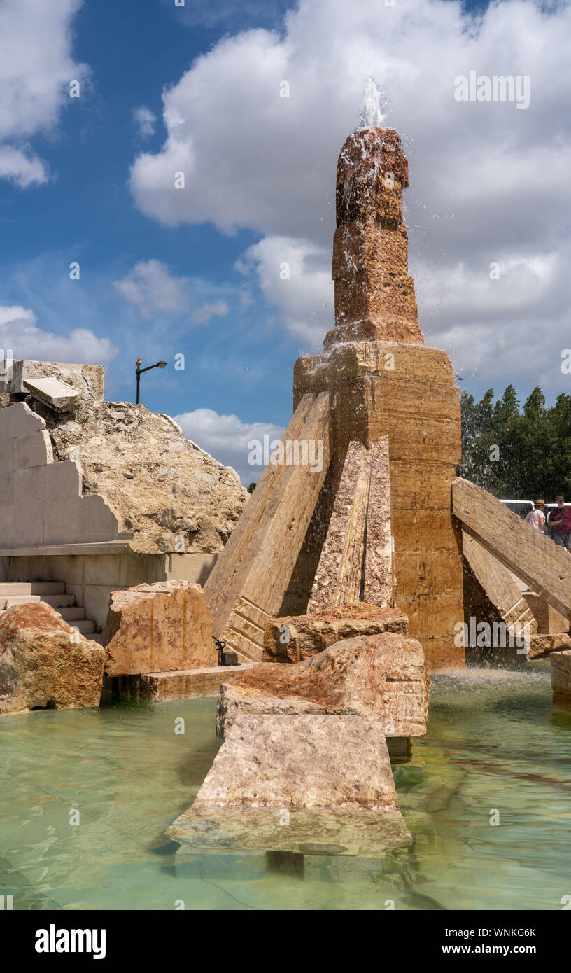 Sculpture and fountain to commemorate 25 April revolution in Lisbon Stock Photo